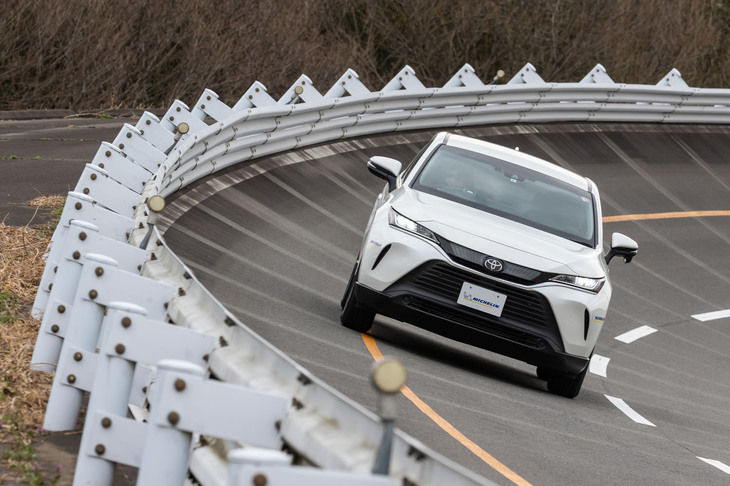 運動性能や高速安定性の高さも特徴とされる「プライマシーSUV＋」だが、webCGが取材した雨の日の試走では、従来品との明確な違いは感じ取れなかった。