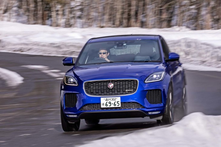 「P250」では「エフィシエントドライブライン」と呼ばれる、リアディファレンシャル前に配置された電子制御マルチプレートクラッチにより前後に最適な駆動トルクを配分する4WDシステムが採用されている。