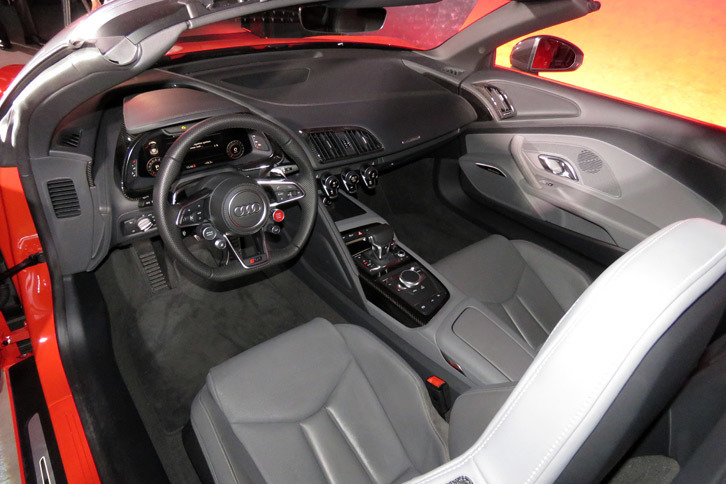 アウディR8スパイダー（インストゥルメントパネルまわり）