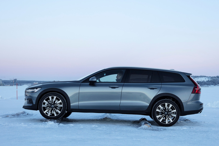 特設コースにて、左右交互に置かれた丸太を乗り越えていく「V60クロスカントリー」。