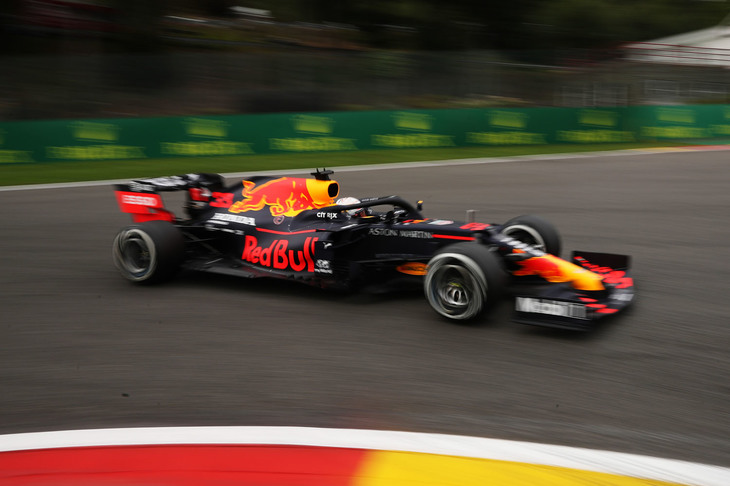 予選、決勝ともメルセデス勢に次ぐ3番手が定位置となりつつあるレッドブルのマックス・フェルスタッペン（写真）。しかし今回の予選では、2位ボッタスに0.015秒と僅差で迫ることができた。レースではそのボッタスに食らいつくシーンも見られたが、後半になるとタイヤからのバイブレーションがひどくなり後退を余儀なくされ、結果3位だった。「3位が精いっぱい、退屈なレースだった」とは本人の弁。（Photo=Getty Images / Red Bull Content Pool）
