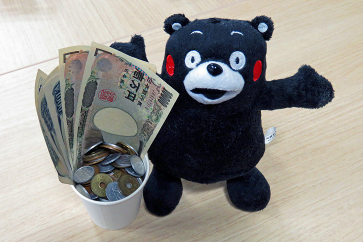 30代の独身男性は、みんな「あれ？　金余ってね？」と勘違いしているものである。30代独身男性の私が言うんだから間違いない。ちなみに、被写体のぬいぐるみが「くまもん」なのは、編集部で記者がそう呼ばれているから。とはいえ、似ているのは体形ぐらいのものである。