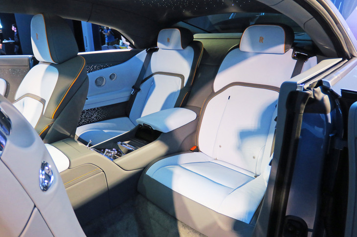 ロールス・ロイス・スペクター プロフェシー（リアシート）