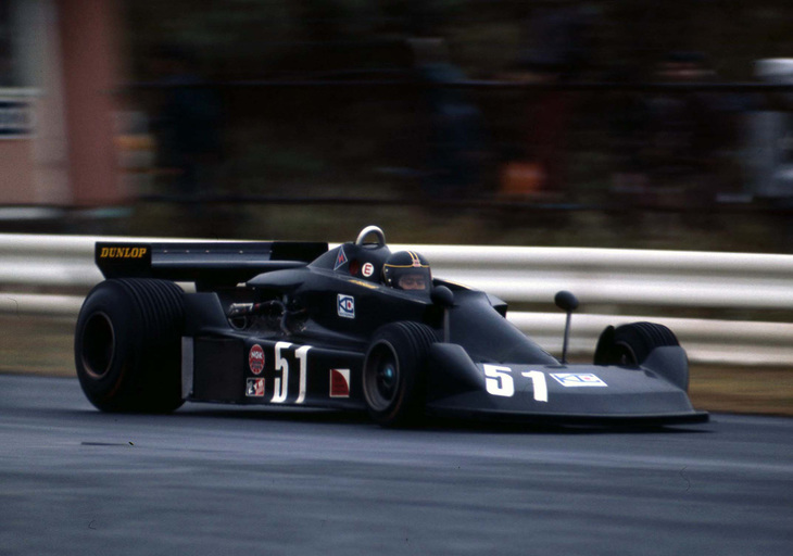 長谷見昌弘のドライブする「コジマKE007」。予選でクラッシュを喫した長谷見は、不調なマシンに苦しみながらも決勝を11位で完走した。（写真：FUJI SPEEDWAY）