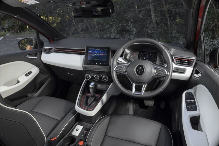 ダッシュボードやドアパネルなどがソフトパッドで覆われる、質感の高いインテリアも新型「ルーテシア」のセリングポイント。