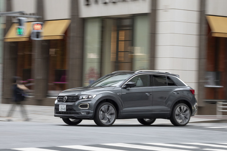 ボディーサイズは同門の「ゴルフ」に近く、「Tロック」のほうが車高が高い一方で、全長とホイールベースは短くなっている。