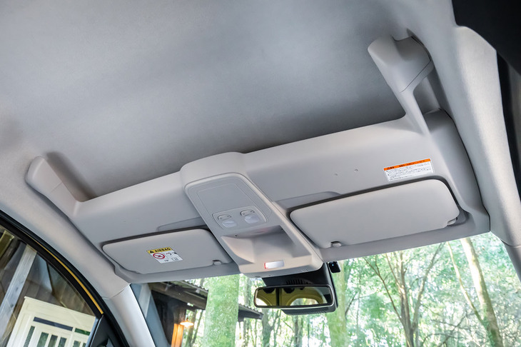 フロントのオーバーヘッドコンソールやバニティーミラー付きのサンバイザー（左右）、後部座席の様子を映し出せるチャイルドミラーが全車に標準で装備される。