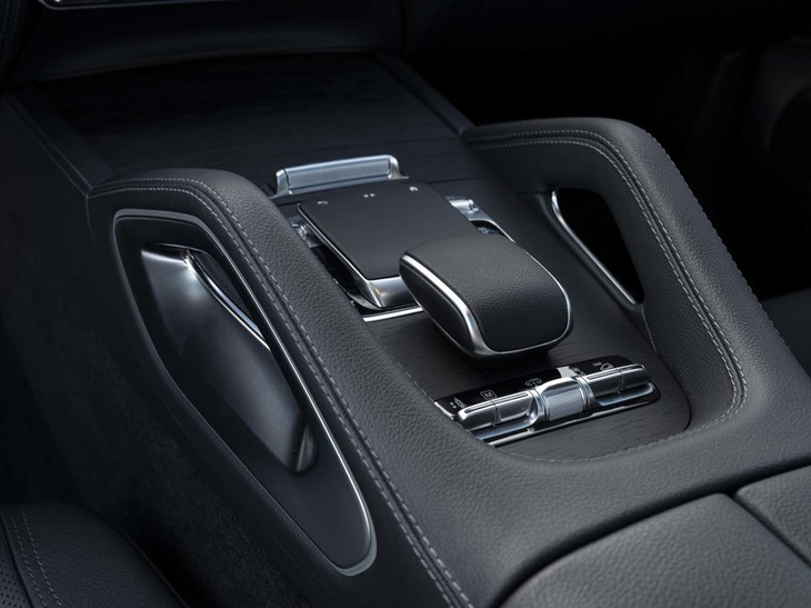 センターコンソールの左右にはグラブハンドルが備わる。シルバー加飾の部分にはイルミネーションが内蔵されている。