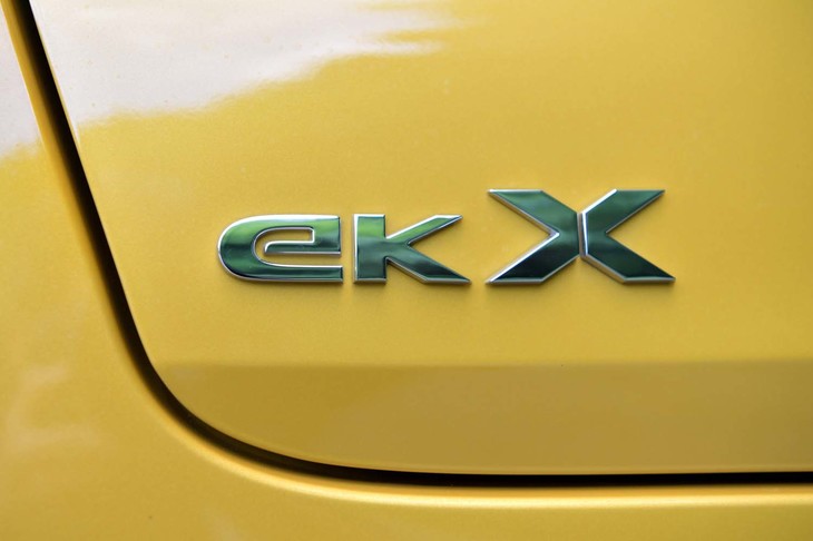 
	【三菱eKクロスTのスペック】
	ボディーサイズ：全長×全幅×全高＝3395×1475×1685mm／ホイールベース：2495mm／車重：950kg／駆動方式：4WD／エンジン：0.66リッター直3 DOHC 12バルブ ターボ／モーター：交流同期電動機／トランスミッション：CVT／エンジン最高出力：64ps（47kW）/5600rpm／エンジン最大トルク：100Nm（10.2kgm）/2400-4000rpm／モーター最高出力：2.7ps（2.0kW）/1200rpm／モーター最大トルク：40Nm（4.1kgm）/100rpm／タイヤ：（前）165/55R15 75V／（後）165/55R15 75V（ダンロップ・エナセーブEC300）／燃費：22.8km/リッター（JC08モード）／16.8km/リッター（WLTCモード）／価格：176万5800円

	
	【取材時の燃費データ】
	テスト距離：253.4km（市街地1：高速道路8：山岳路1）／使用燃料：24.0リッター（レギュラーガソリン）／参考燃費：10.6km/リッター（満タン法）／12.5km/リッター（車載燃費計計測値）
	