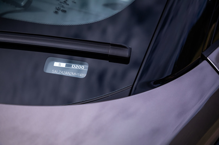 フロントウィンドウ下部に、モデル名やクラス、ボディータイプ、トランスミッションおよびハンドル位置、搭載エンジン、製造年、製造工場、シリアルナンバーなどが入ったプレートが備わる。