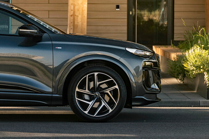 ホイールアーチの上にこんなラインが走るのだから、その印象はどうしたってビジーになる。