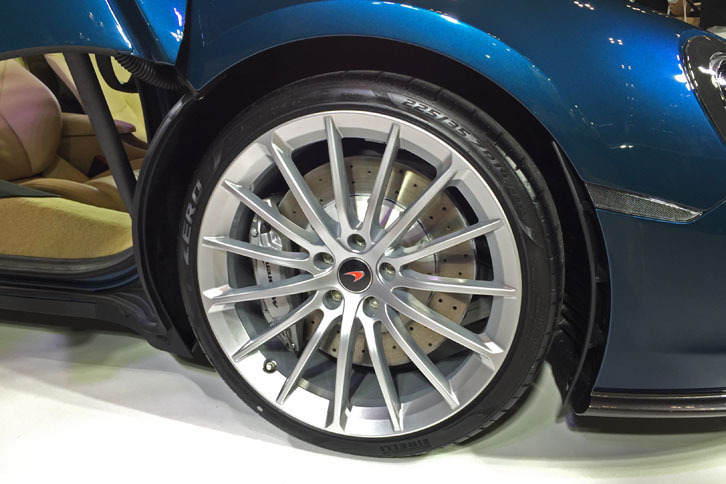 「マクラーレン570GT」のフロントタイヤ。サイズは225/35ZR19。