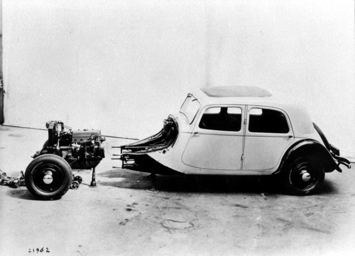 「トラクシオン アヴァンは」フロントのサブフレームにパワートレインやサスペンションを取り付け、それを車体に取り付ける設計となっていた。