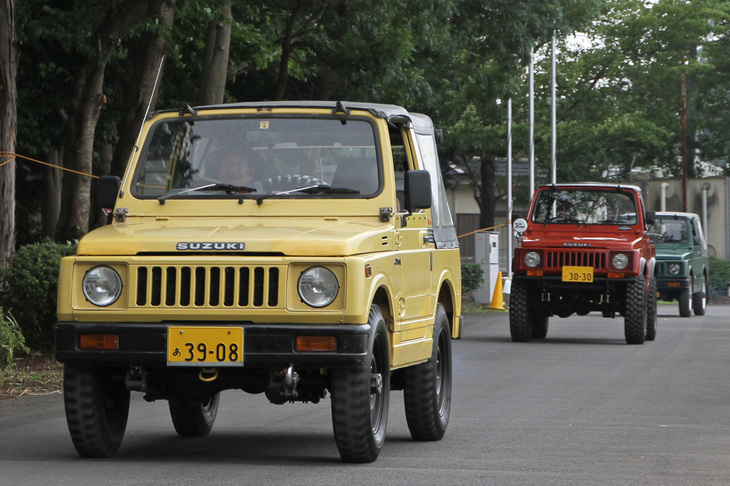 シグナルカラーをまとった3台の「スズキ・ジムニーSJ30」。1981年に世代交代した2代目ジムニーで、水冷2ストローク3気筒539ccエンジンを搭載。真ん中の赤はリフトアップされている。