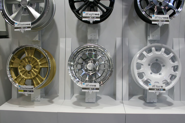 写真右からクロスカントリー車向けの「all four」、クラシックなイタリアンホイールの雰囲気を持つ「all nine」、「ENKEI RACING」（1974年発売）をリメイクした「all fourteen」。