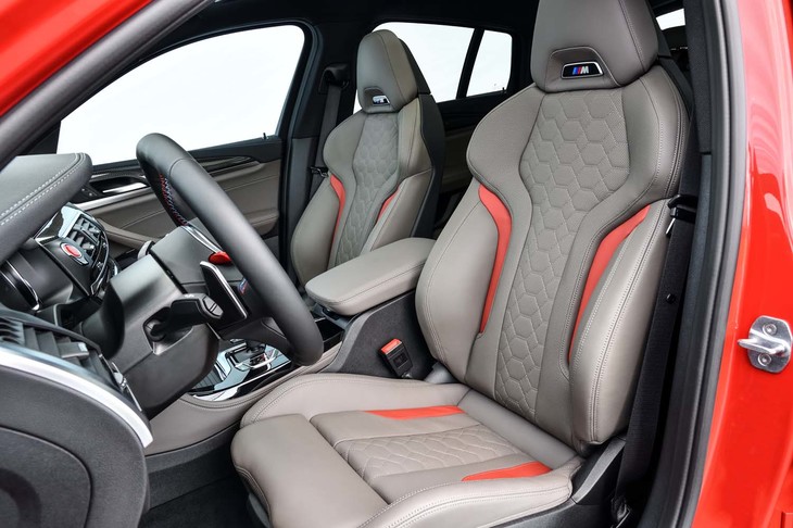 ハイレベルなスポーツ走行においても確かなホールド性を実現する「Mマルチファンクションシート」。写真は「X4 Mコンペティション」のもの。