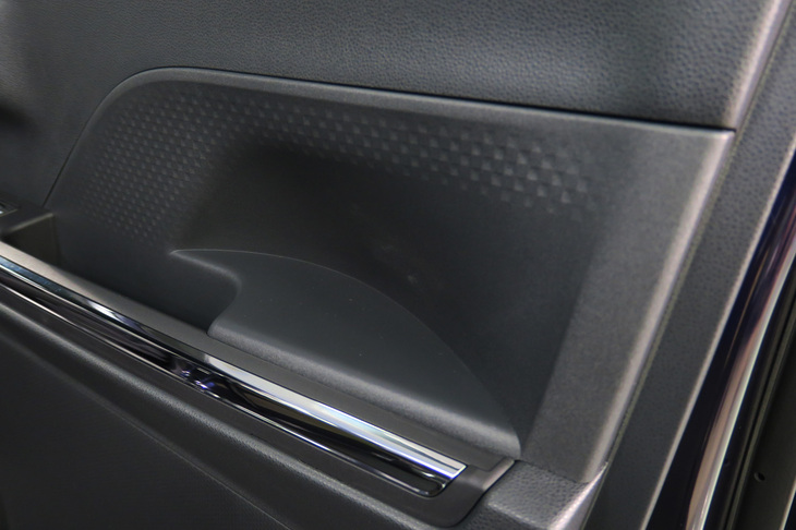 格子柄だった装飾パネルのデザインは、よりシンプルな意匠に変更された。