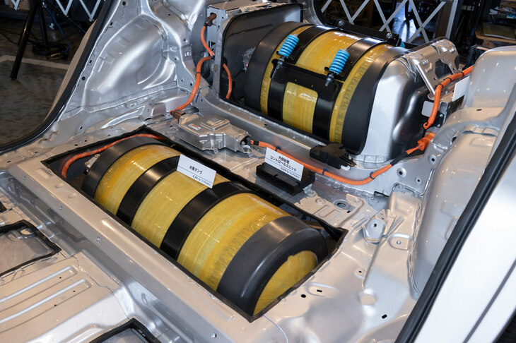 車体の後方に搭載される、2本の巨大な水素タンク。充てん時に過度にふくらまないよう、コイルの入ったリングで固定されている。
