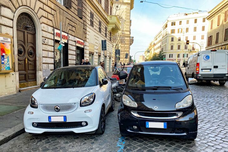 ヴィットリオ・エマヌエーレII世広場付近で。サンピエトリーノといわれる石畳の上、2代目と3代目の「スマート・フォーツー」が二重駐車している。以下写真はすべて2023年2月撮影。