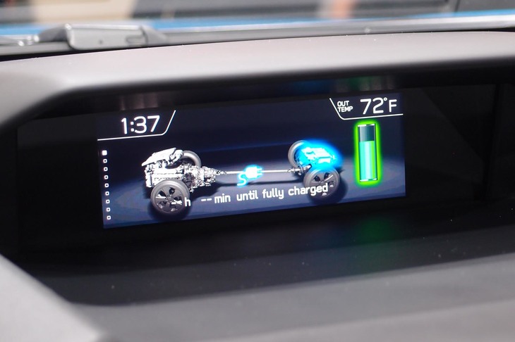 モニター画面の表示内容は、プラグインハイブリッド車ならではのもの。