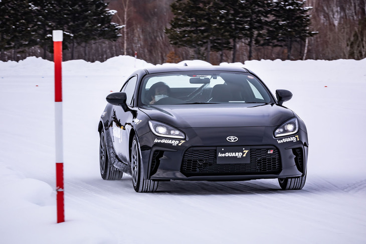 「トヨタ・プリウス」や「トヨタ・ヴェルファイア」などに続き、前後に215/45R17サイズの「アイスガード７」を装着した「トヨタGR86」で、雪上スラロームテストを実施。MTを搭載する後輪駆動モデルとのマッチングやハンドリングを確認した。