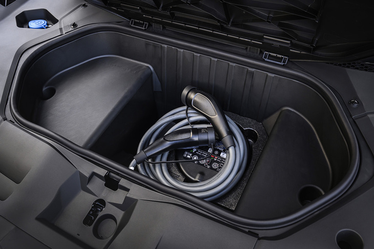 ボンネットの下にも容量58リッターの収納スペースが用意される。フードだけでなく内ぶたも備わっている。