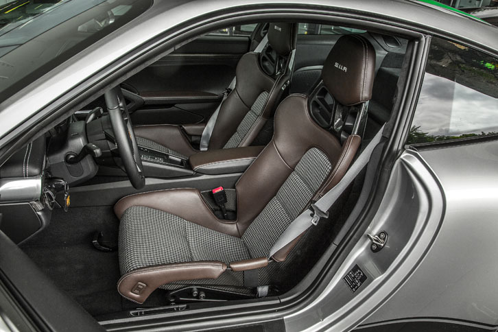 「ペピータ」と名付けられたタータン柄のファブリックで仕立てられた、カーボン製のフルバケットシート。後席は取り払われており、乗車定員は2人となる。