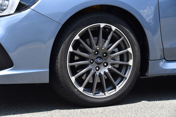 タイヤサイズは1.6リッターモデル、2リッターモデルともに225/45R18。ダークグレー塗装と切削光輝加工を組み合わせた18インチホイールが装着される。