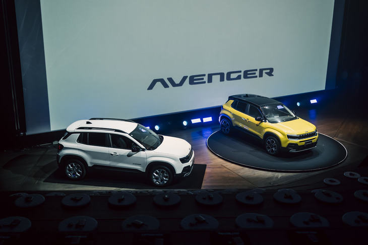 「ジープ・アベンジャー アルティテュード」（写真左）と「アベンジャー ローンチエディション」（同右）。