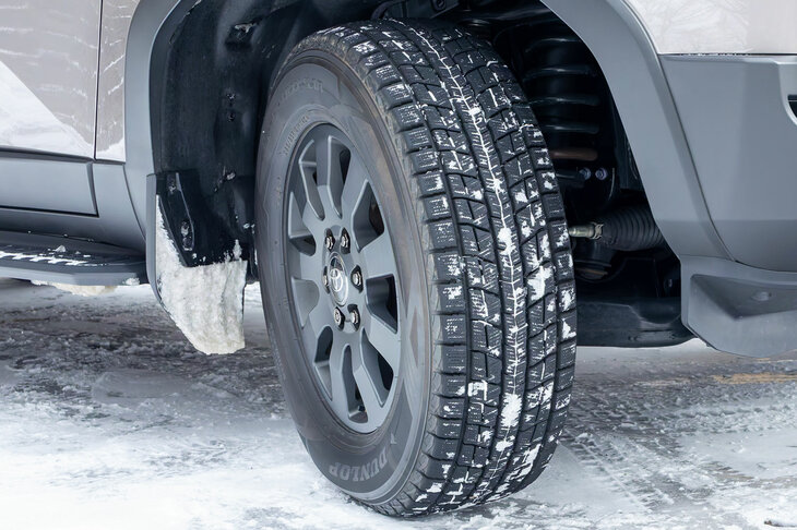 「ランクル“250”」とともに今回のドライブを支えてくれた、ダンロップのSUV用スタッドレスタイヤ「ウインターマックスSJ8＋」。
