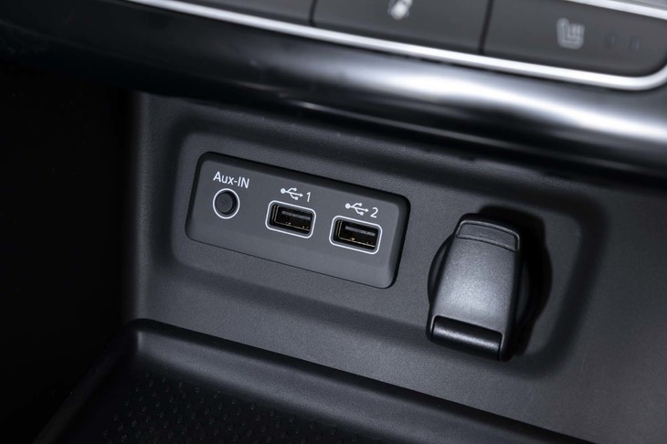 センターコンソールのソケット類。USBのほかAUXにも対応する。