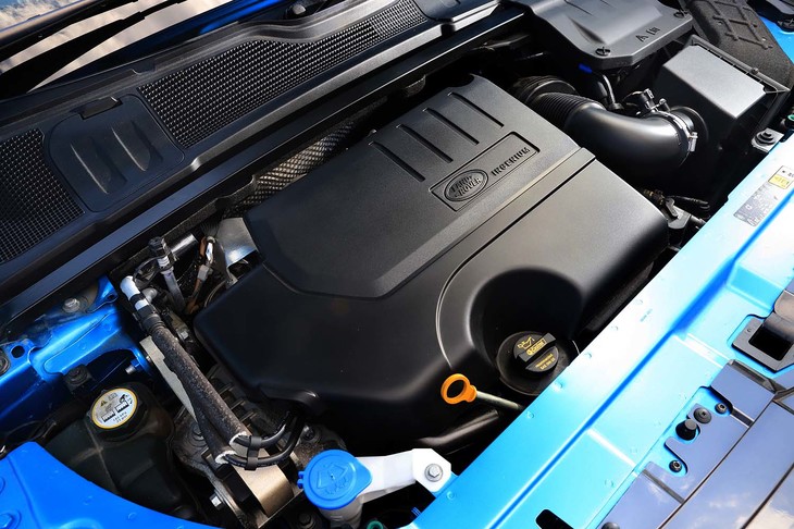 試乗車に搭載されていた、パワフルな2リッター直4ガソリンターボエンジン。同時期の「レンジローバー イヴォーク」には、経済性に優れたディーゼルエンジンも用意されていた。