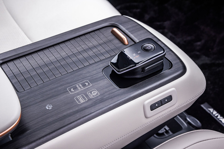 シフトセレクターやQi規格のワイヤレスチャージャーが配置されるフローティングタイプのセンターコンソール。ドライバーのシートポジションに合わせて、電動スイッチで前後に動かすことができる。