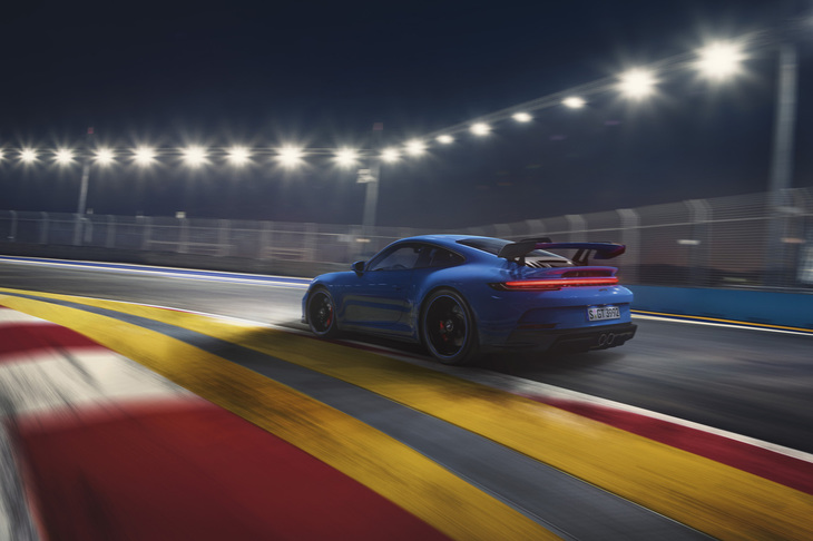 自然吸気の4リッター水平対向6気筒エンジンがリアに搭載される「911 GT3」。先代モデルよりも10PSと10N・m強力な最高出力510PS/8400rpm、最大トルク470N・m/6100rpmを発生する。