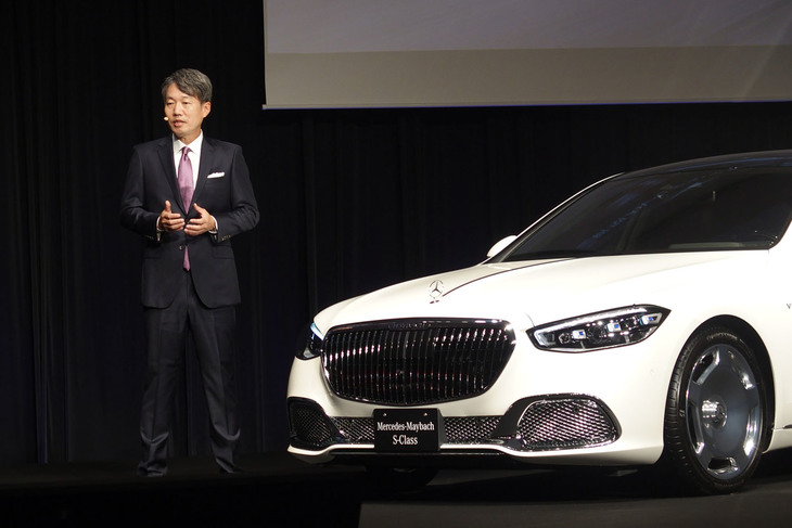メルセデス・マイバッハの発表会で、車両の説明を行うメルセデス・ベンツ日本の上野金太郎社長。