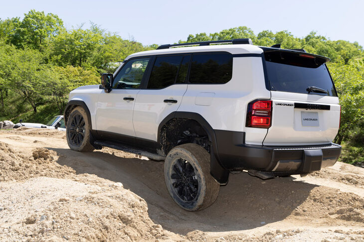 「ランドクルーザー“250”」のホイールアーティキュレーション（フロント・リア平均値）は、既存の「ランドクルーザー プラド」（150系）より約10％拡大しており、「SDM」が装備された「ZX」ではさらに10％拡大している。