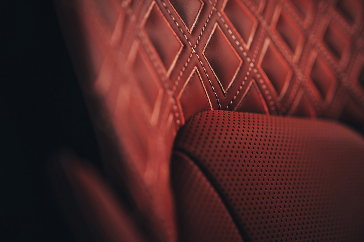 シートには、「ダイヤモンド イン ダイヤモンド」キルトと呼ばれる特徴的なデザインを用意している。