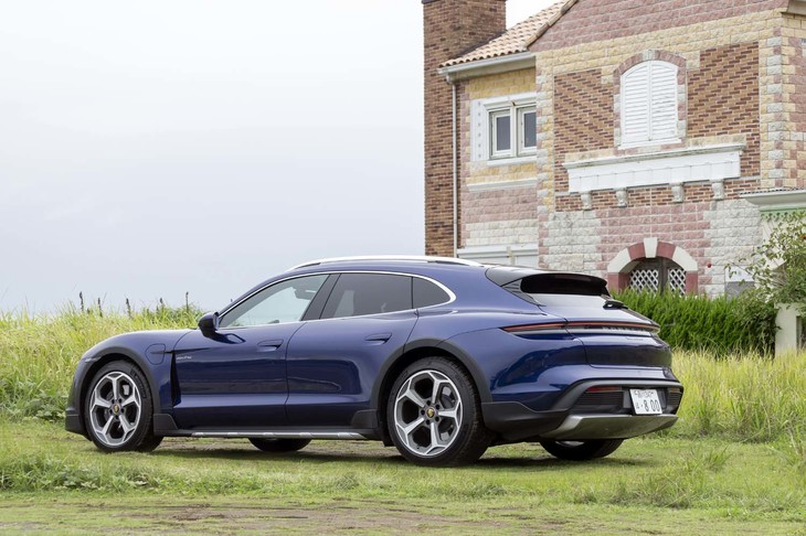 「タイカン」に対してロードクリアランスを高めにとり、ブラックのホイールアーチや広めの荷室でマルチパーパス性が強調される「タイカン クロスツーリスモ」。2015年登場のコンセプトカー「ミッションEクロスツーリスモ」にも見られた特徴だ。