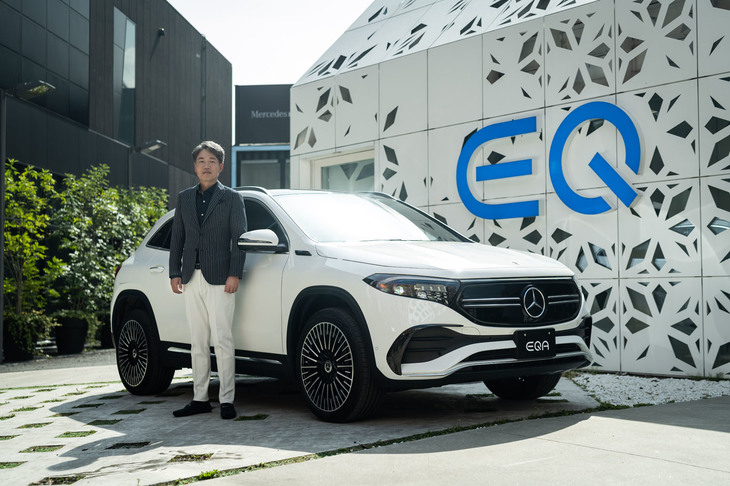 メルセデス・ベンツ日本の上野金太郎社長と「メルセデス・ベンツEQA」。