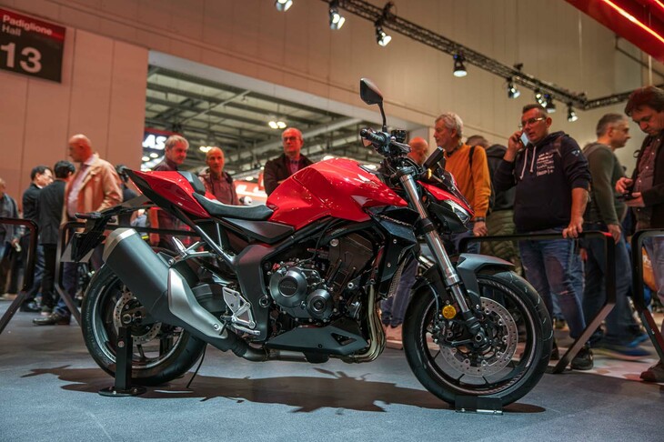 2022年の2気筒750ccバージョンに続き、4気筒1000ccバージョンの「CB1000ホーネット」が発表された。2017年型「CBR1000RR」のエンジンを最適化し搭載したもので、フレームは新規開発のツインスパータイプとなる。このCB1000ホーネットとともに、500ccクラスの2気筒エンジンを搭載したCB500ホーネットも新たにラインナップ。スポーティーなイメージ＝先進的なイメージのストリートファイターカテゴリーでホーネットシリーズを拡充することで、ホンダの先進性およびモダンなイメージを広め、シェア拡大を狙う。