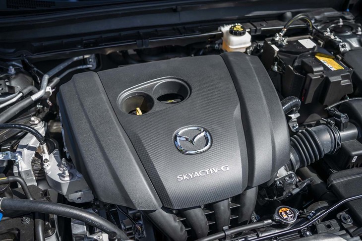 パワーユニットは、2リッターの直噴ガソリンエンジン「スカイアクティブG」（写真）と次世代型の高効率2リッターガソリンエンジン「スカイアクティブX」、1.8リッターディーゼルターボ「スカイアクティブD」がラインナップされる。