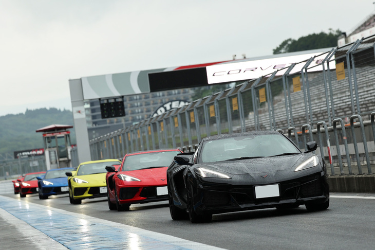 ショートコースとマルチコースでプロドライバーのレッスンを受けたコルベットドライビングアカデミーの参加車両が、レーシングコースでの走行に向けてコースイン。