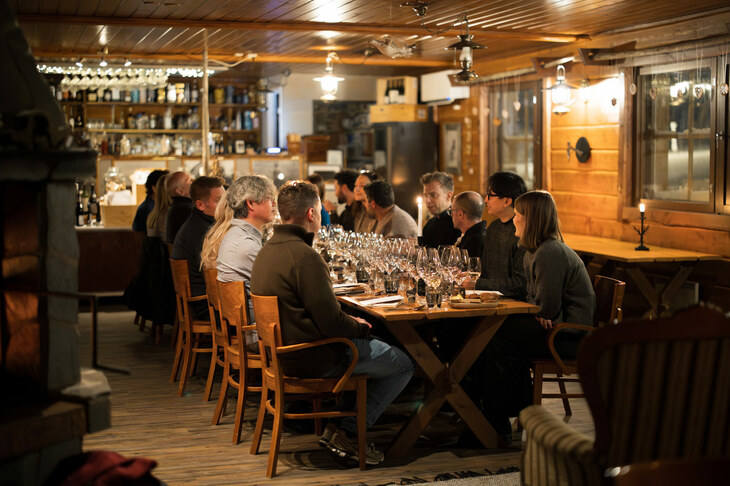 「ヤブリロッジ」でのディナーの様子。アヒルのグリルやベリーのムースなど、かの地ならではのノルディックキュイジーヌ（北欧料理）でもてなしを受けた。