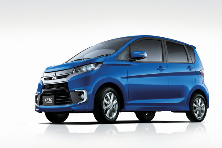 「三菱eKカスタム」。ボディーカラーは新色の「ライトニングブルーマイカ」。