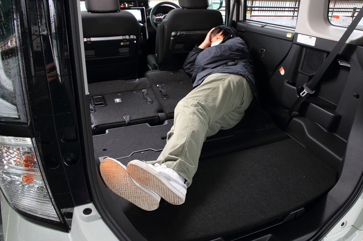 荷室容量は5名乗車時で205リッター、後席格納時で958リッター（VDA法）。後席をたためば、床面がフラットで広々とした空間が得られる。