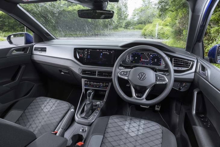 これぞフォルクスワーゲンというべき質実剛健なインテリア。シフトセレクター前方にあるエアコンの操作パネルがタッチ操作式に変わっている。