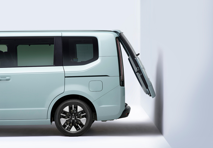 「エアー」ではオプションでも装着できない電動テールゲートを装備する。