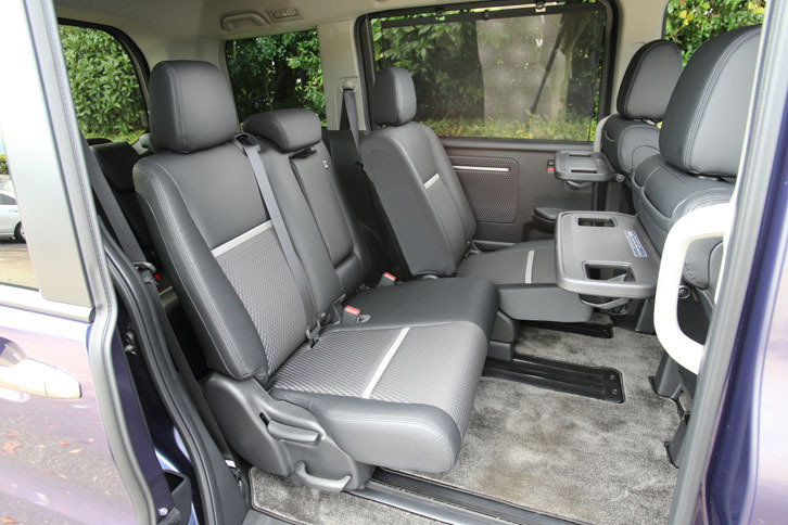 8人乗り仕様車の2列目シートはベンチタイプ。6：4の分割可倒式で、個々に前後スライドできる。