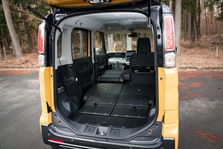 ラゲッジフロアと後席のシートバックは防汚仕様となっている。助手席の背もたれまで倒せば広大なラゲッジスペースが出現（写真）するが、助手席のシートバックは防汚仕様ではないので注意が必要。