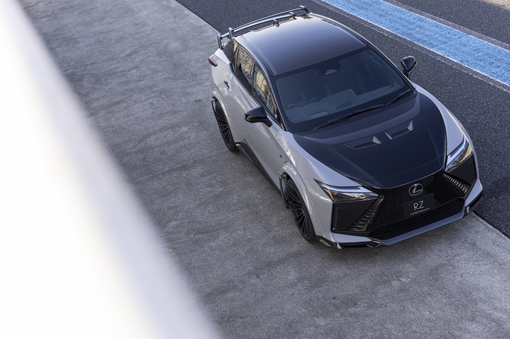 駆動用バッテリーの容量は71.4kWhから76.96kWhへと増加。一充電走行距離（WLTCモード）は「RZ350e」の場合で599kmから733kmへと大幅に延びている。